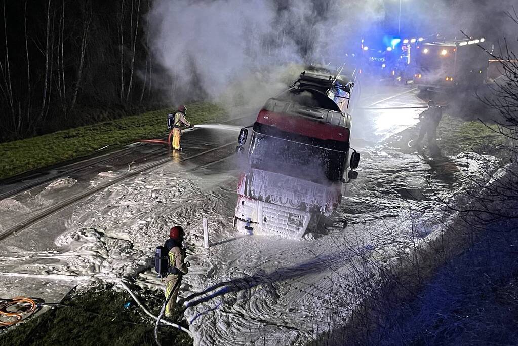Tankwagen in brand na ernstig ongeval
