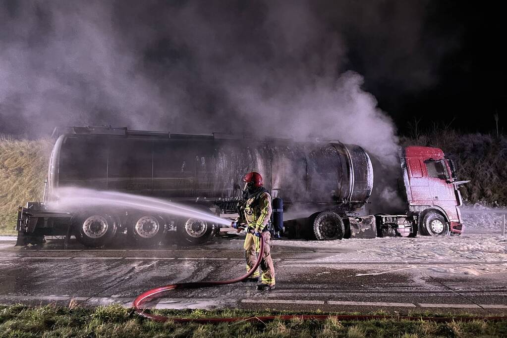 Tankwagen in brand na ernstig ongeval