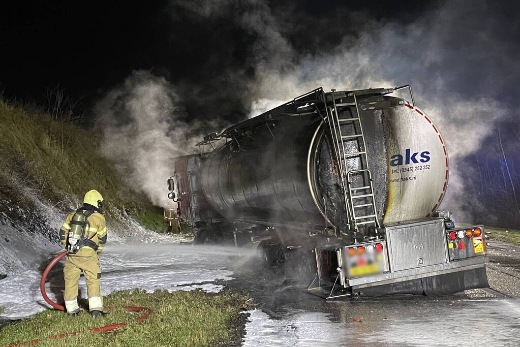 Tankwagen in brand na ernstig ongeval