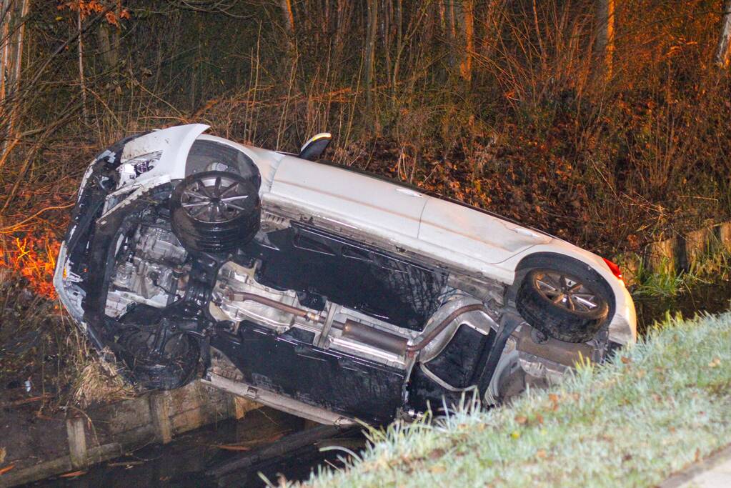 Auto raakt bijna te water