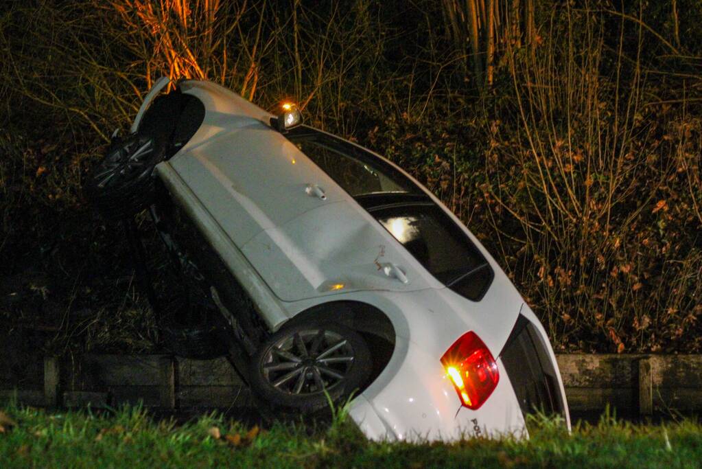 Auto raakt bijna te water