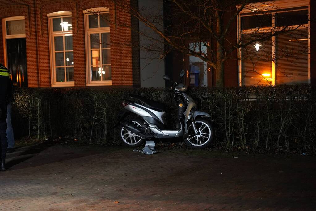 Automobilist ziet scooterrijder over het hoofd tijdens parkeren