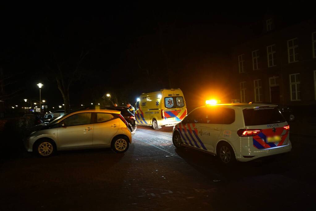 Automobilist ziet scooterrijder over het hoofd tijdens parkeren