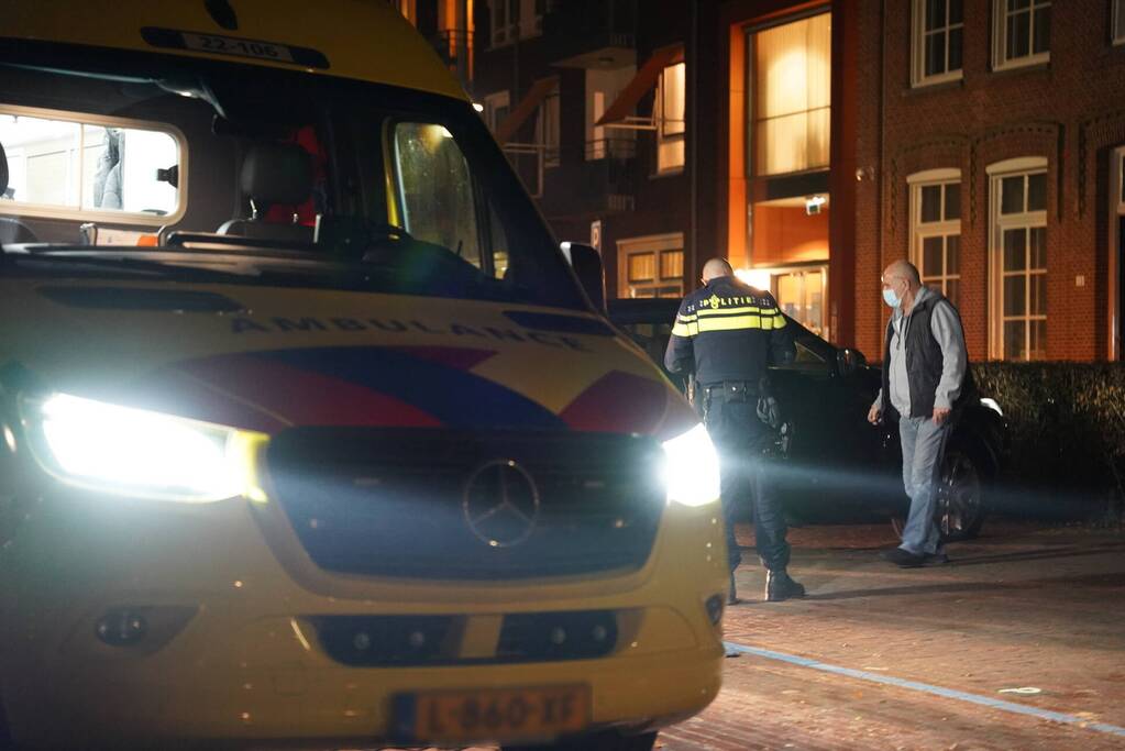 Automobilist ziet scooterrijder over het hoofd tijdens parkeren