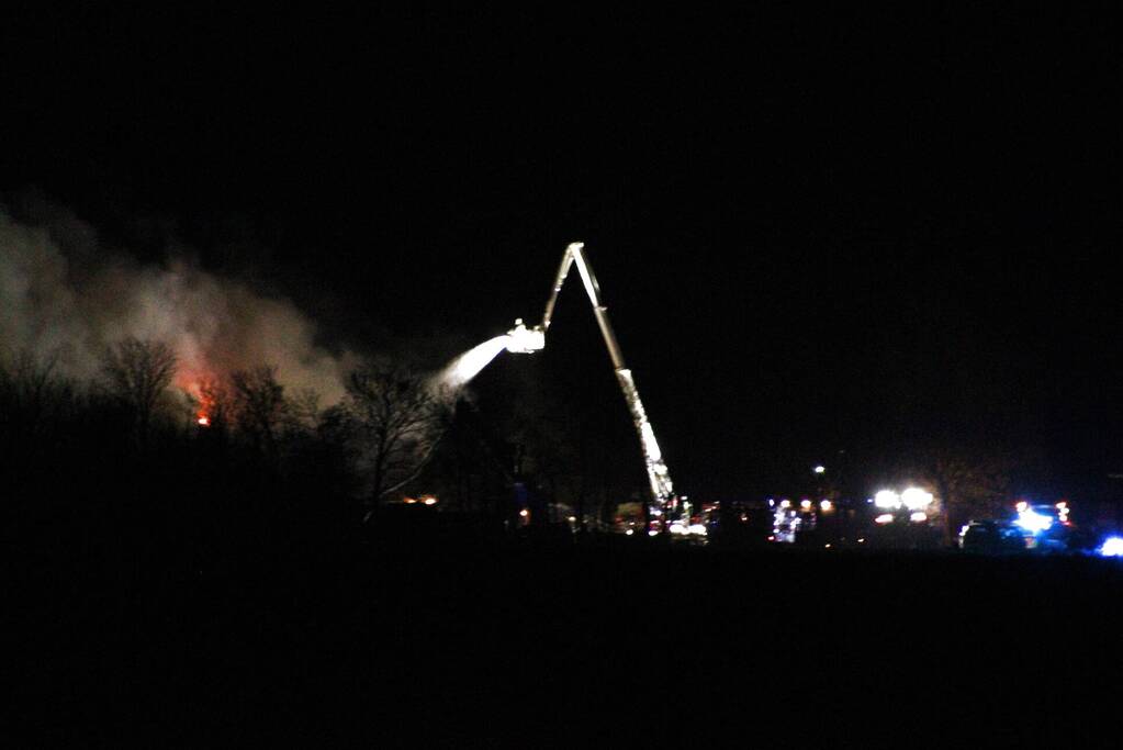 Uitslaande brand in bedrijf voor haardhout