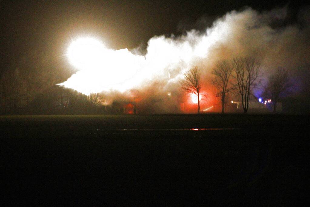 Uitslaande brand in bedrijf voor haardhout