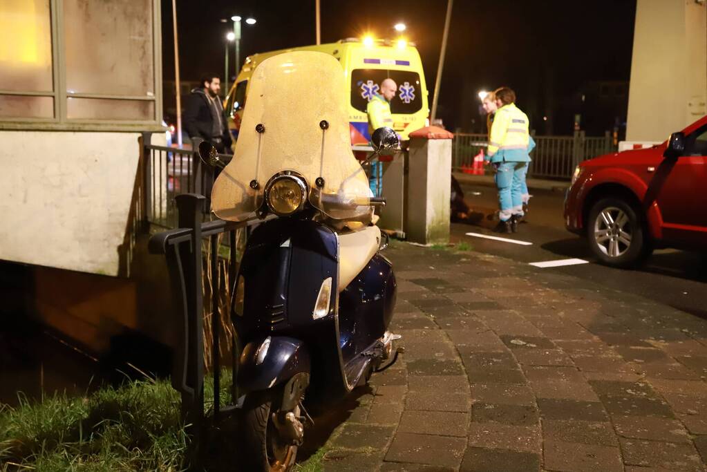 Persoon met scooter onderuit door gladheid