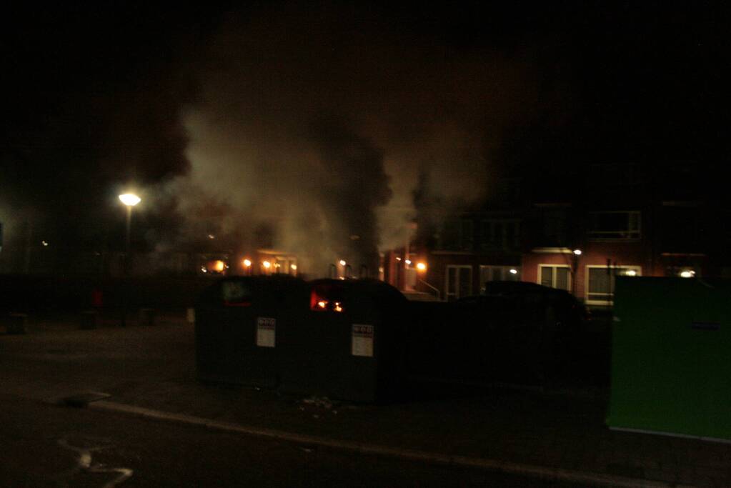 Veel rook bij brand in container