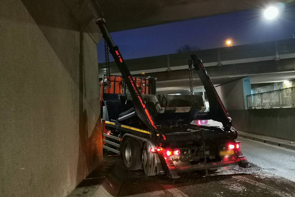 Container vrachtwagen ramt brug