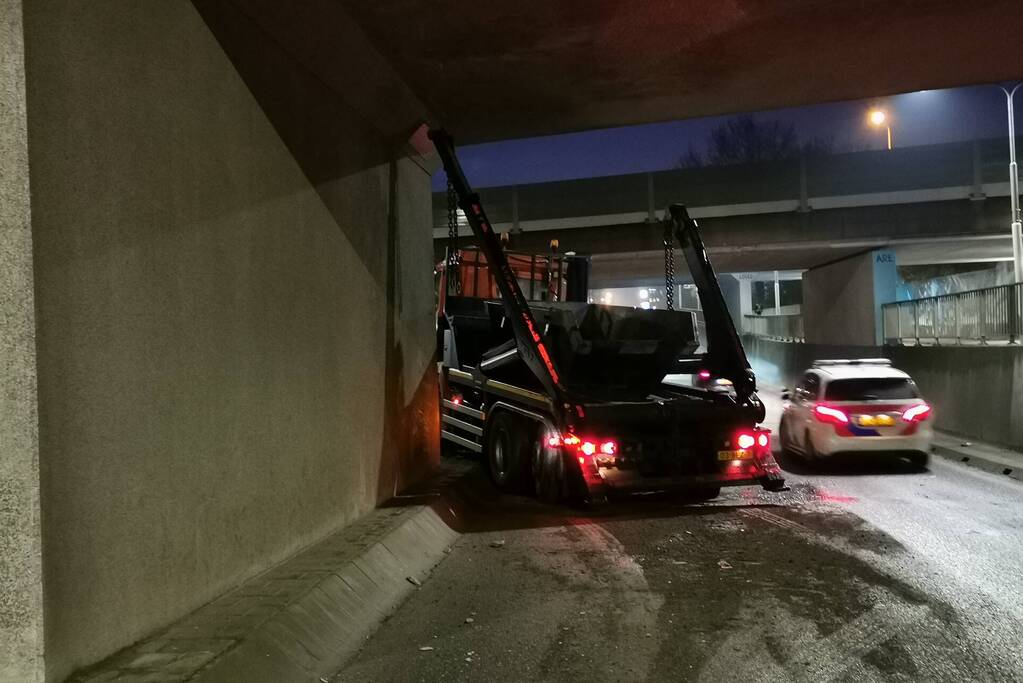Container vrachtwagen ramt brug