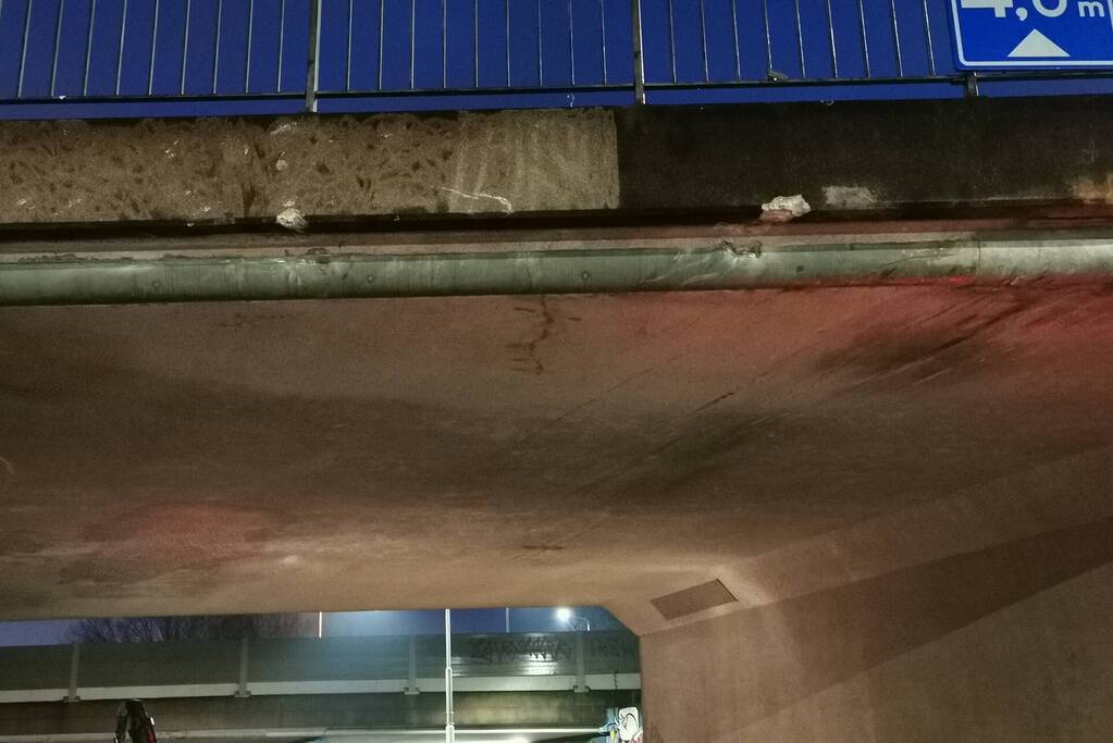 Container vrachtwagen ramt brug