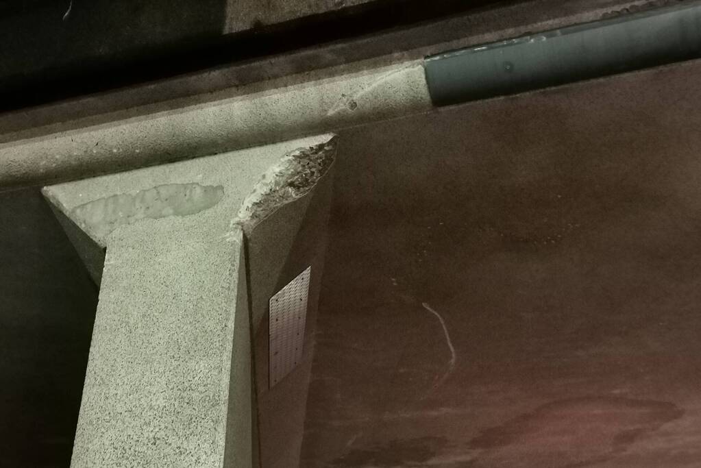 Container vrachtwagen ramt brug