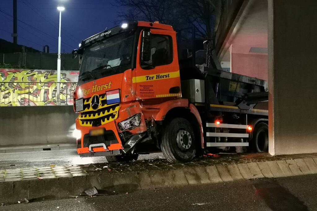 Container vrachtwagen ramt brug