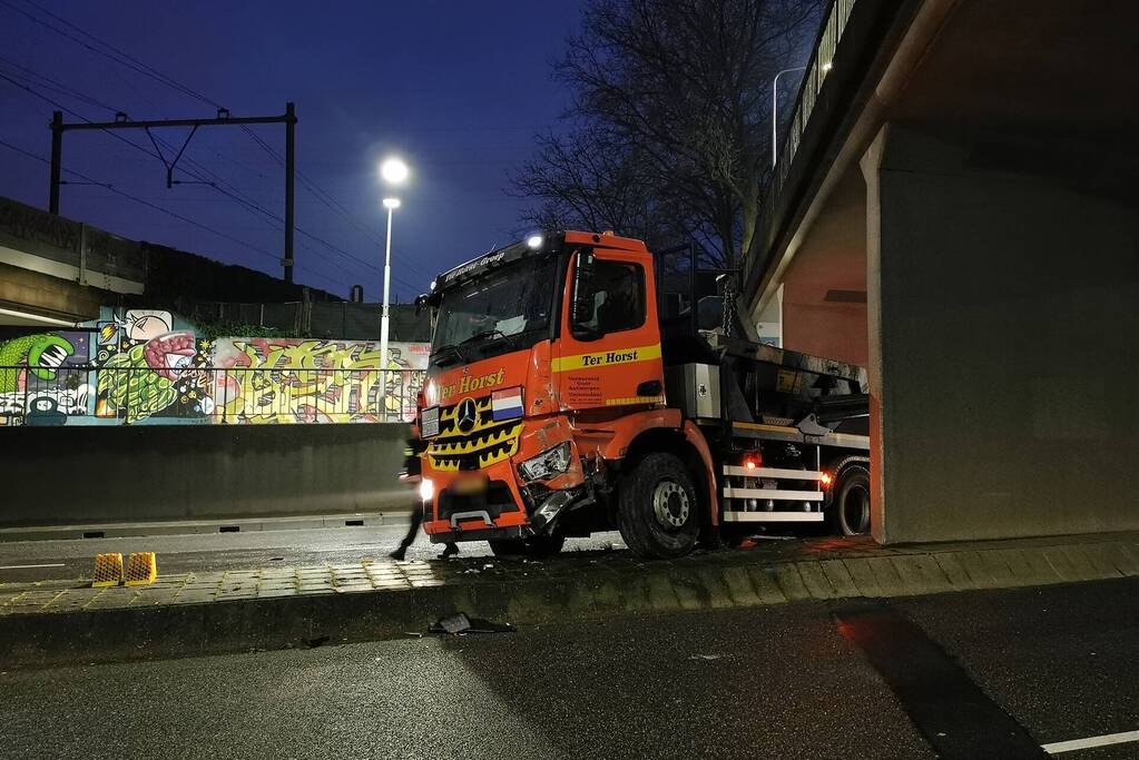 Container vrachtwagen ramt brug