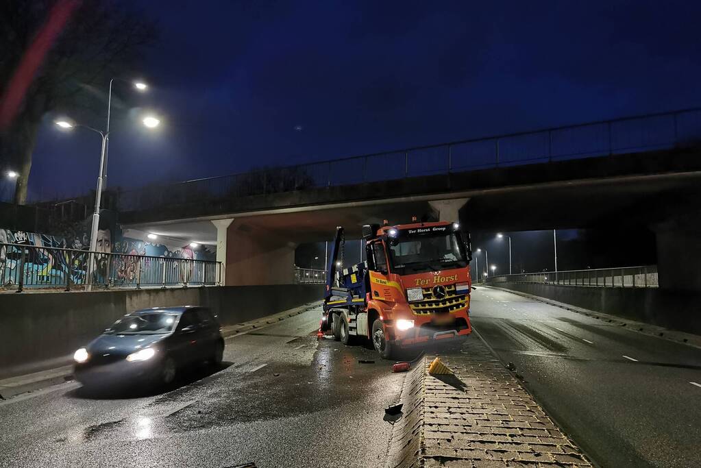 Container vrachtwagen ramt brug