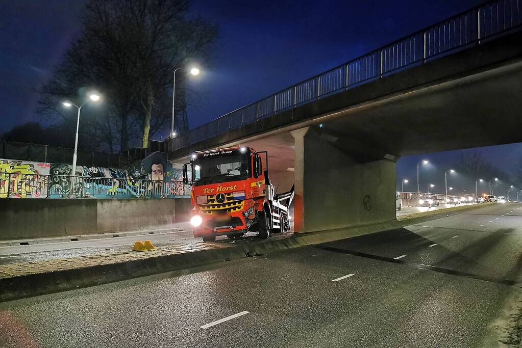 Container vrachtwagen ramt brug