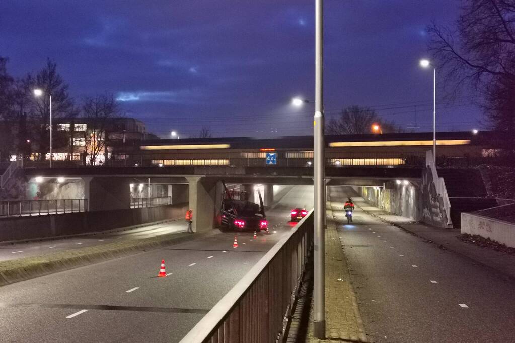 Container vrachtwagen ramt brug