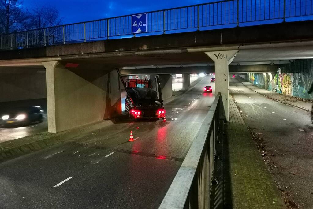 Container vrachtwagen ramt brug