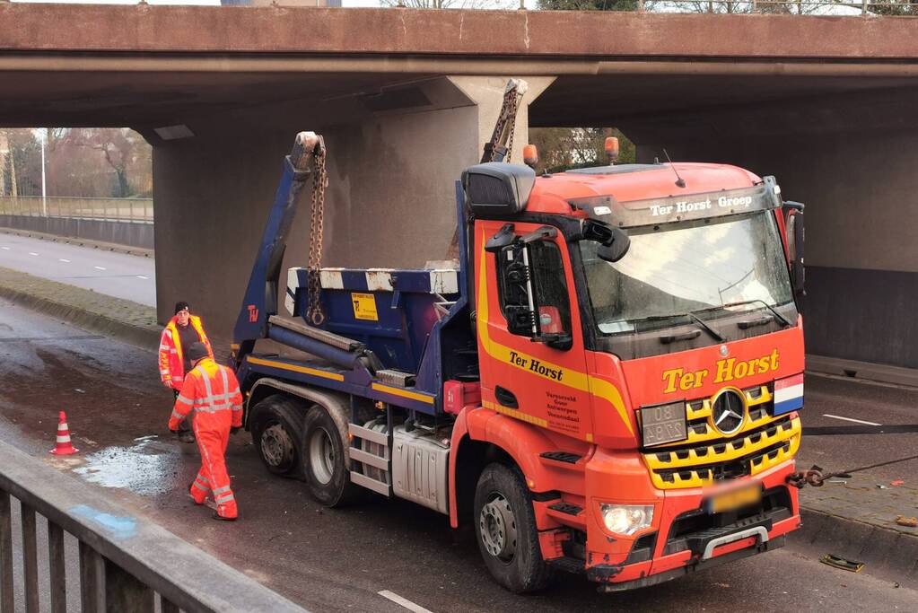 Container vrachtwagen ramt brug