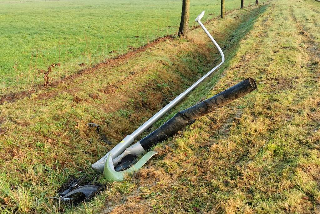 Automobilist rijdt lantaarnpaal uit de grond en komt in tuin tot stilstand