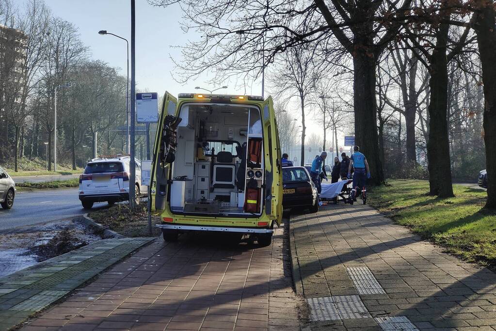 Persoon met hoofdwond op de grond