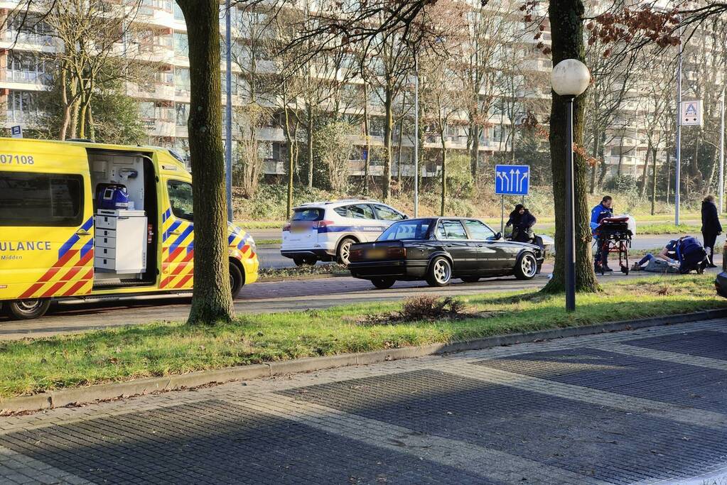 Persoon met hoofdwond op de grond