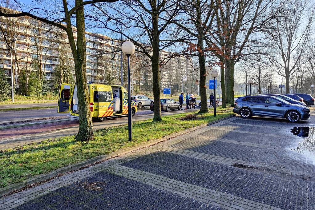 Persoon met hoofdwond op de grond