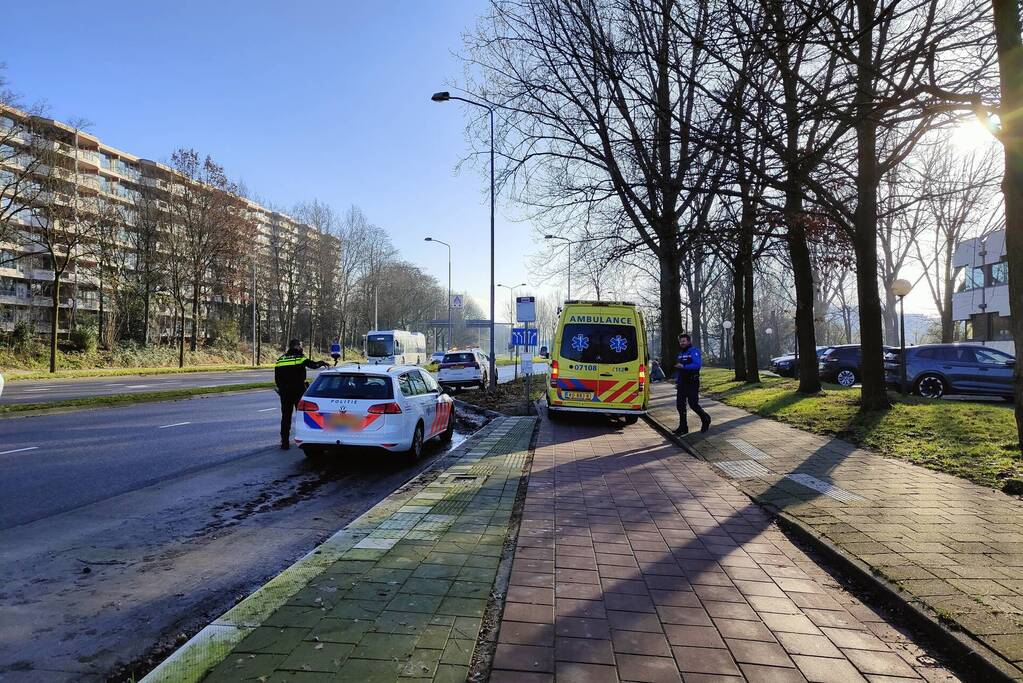 Persoon met hoofdwond op de grond