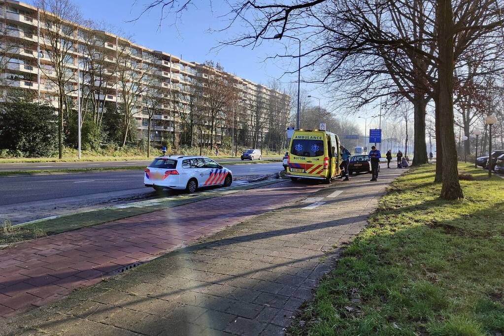 Persoon met hoofdwond op de grond