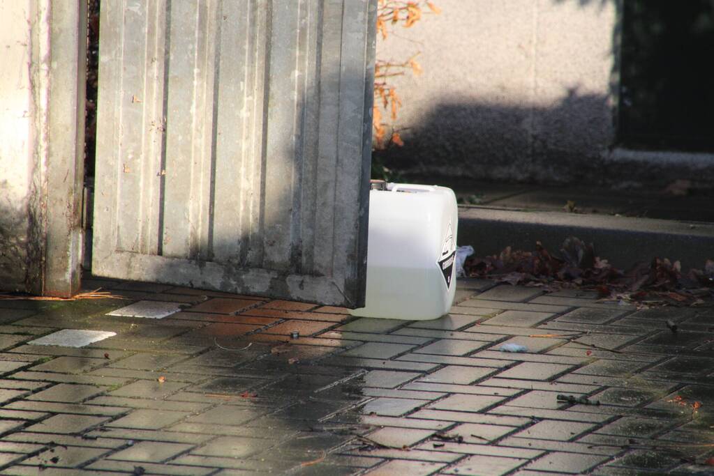 Jerrycan met onbekende vloeistof aangetroffen