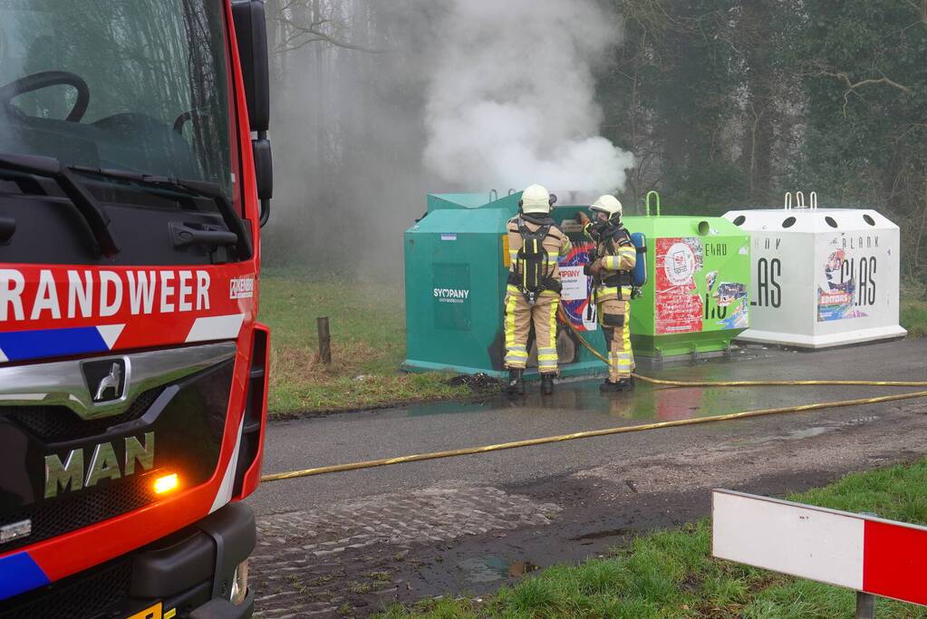 Veel rook bij brand in bovengrondse textielcontainer