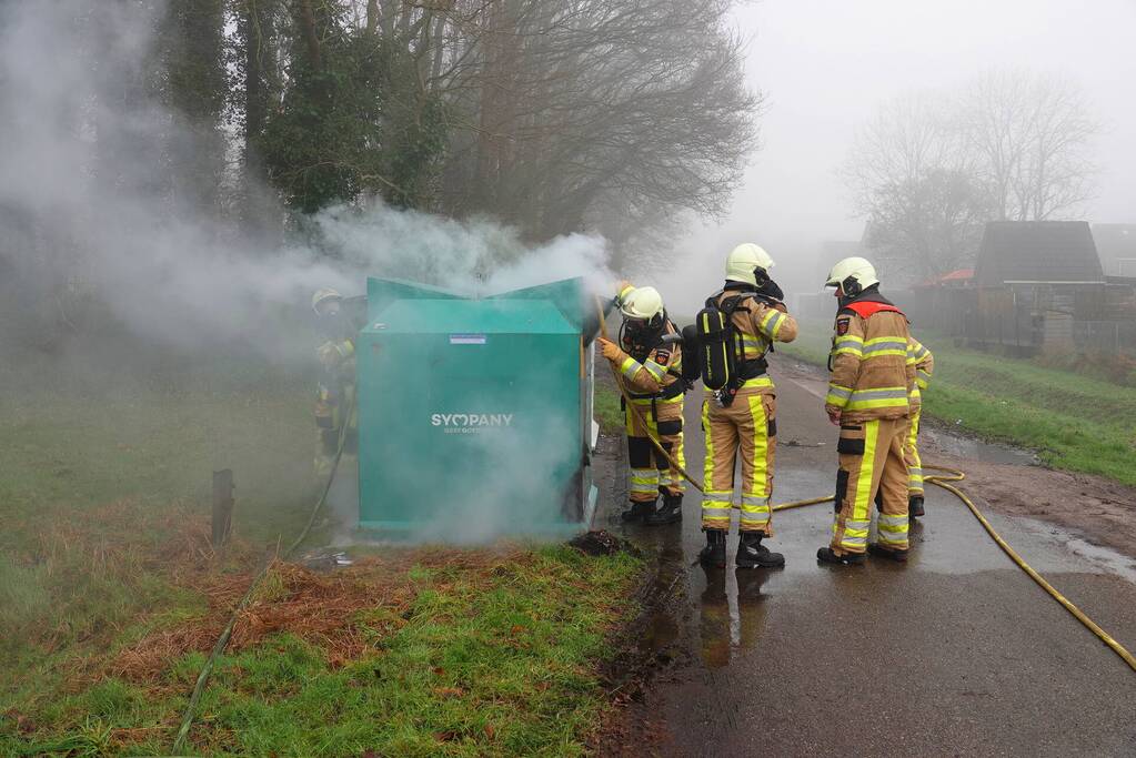 Veel rook bij brand in bovengrondse textielcontainer