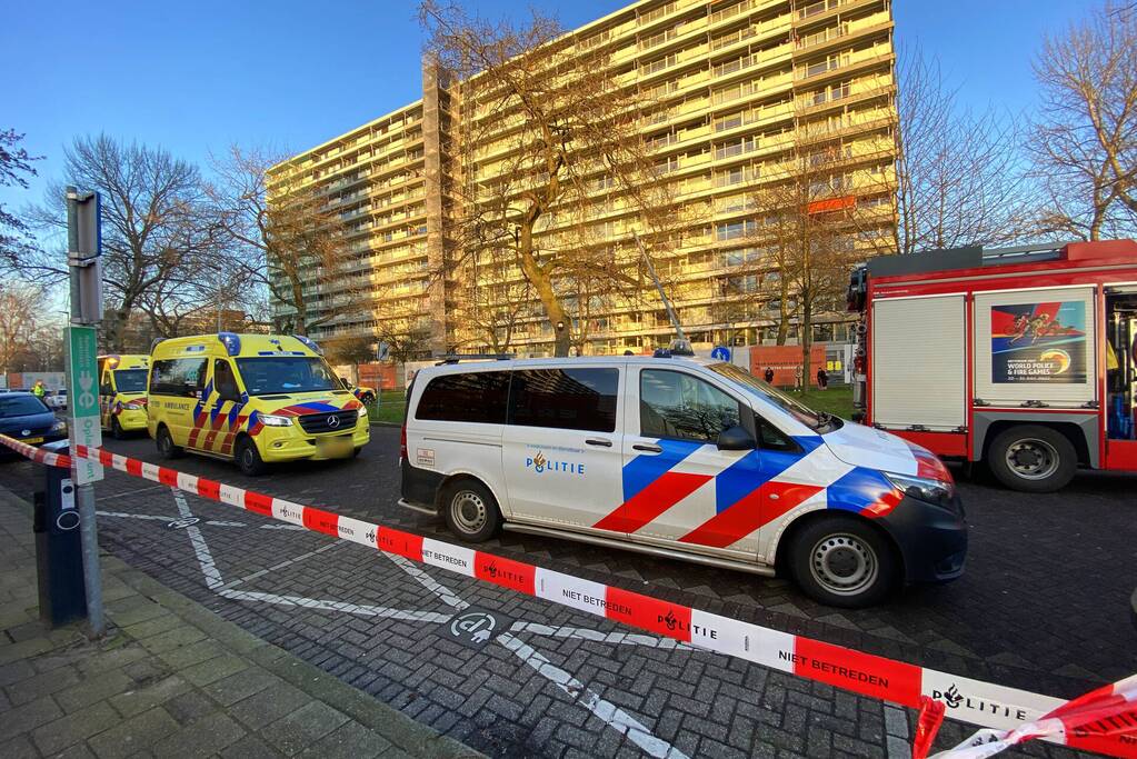 Auto ramt lantaarnpaal en slaat over de kop