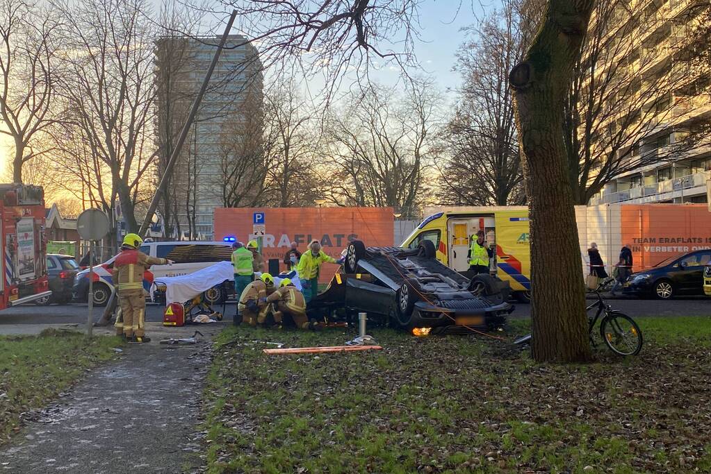 Auto ramt lantaarnpaal en slaat over de kop