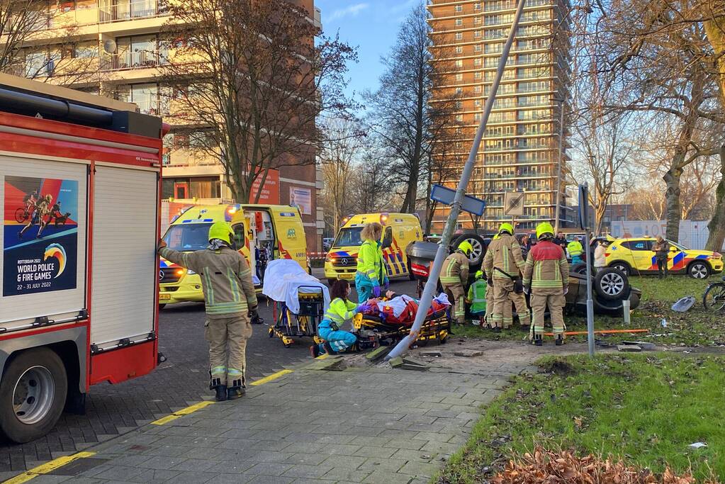 Auto ramt lantaarnpaal en slaat over de kop