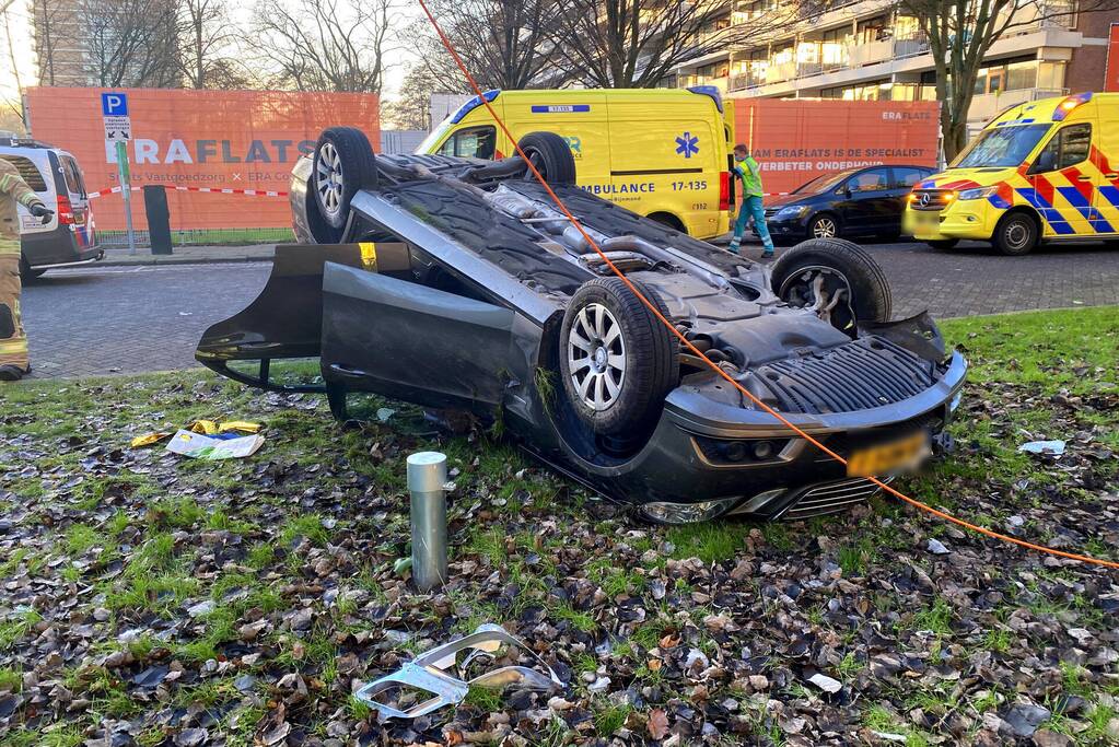 Auto ramt lantaarnpaal en slaat over de kop