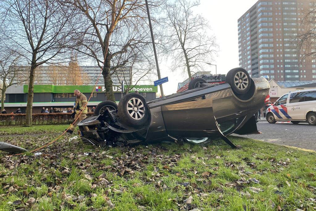 Auto ramt lantaarnpaal en slaat over de kop