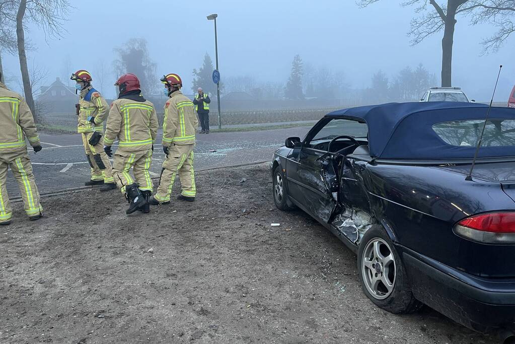 Flinke schade bij botsing tussen twee voertuigen