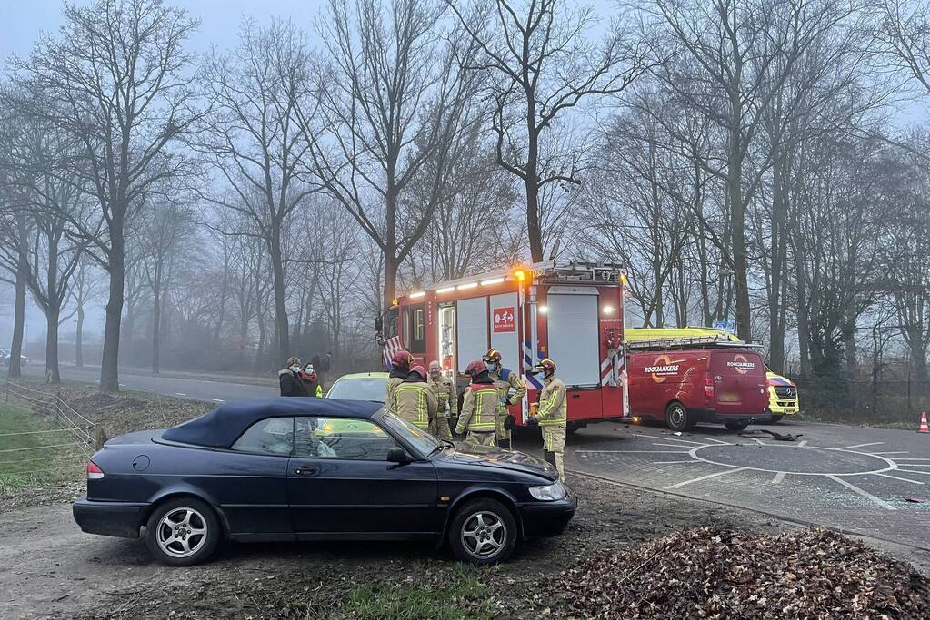 Flinke schade bij botsing tussen twee voertuigen