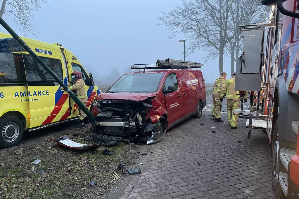 Flinke schade bij botsing tussen twee voertuigen