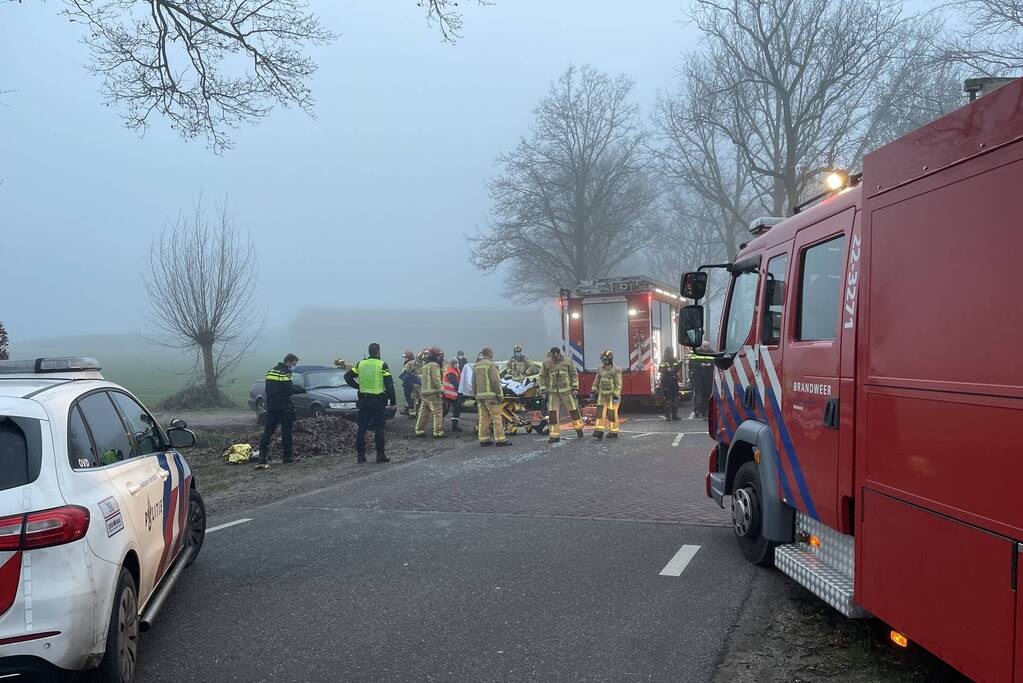 Flinke schade bij botsing tussen twee voertuigen