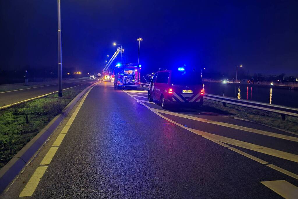 Hulpdiensten zoeken naar persoon in het water