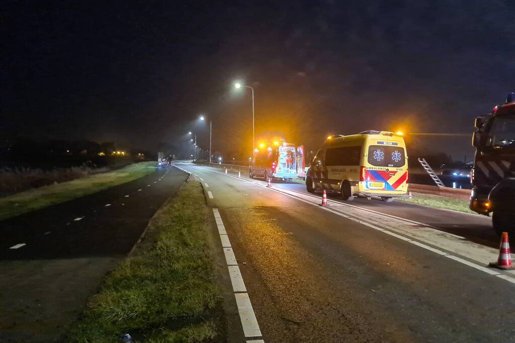 Hulpdiensten zoeken naar persoon in het water