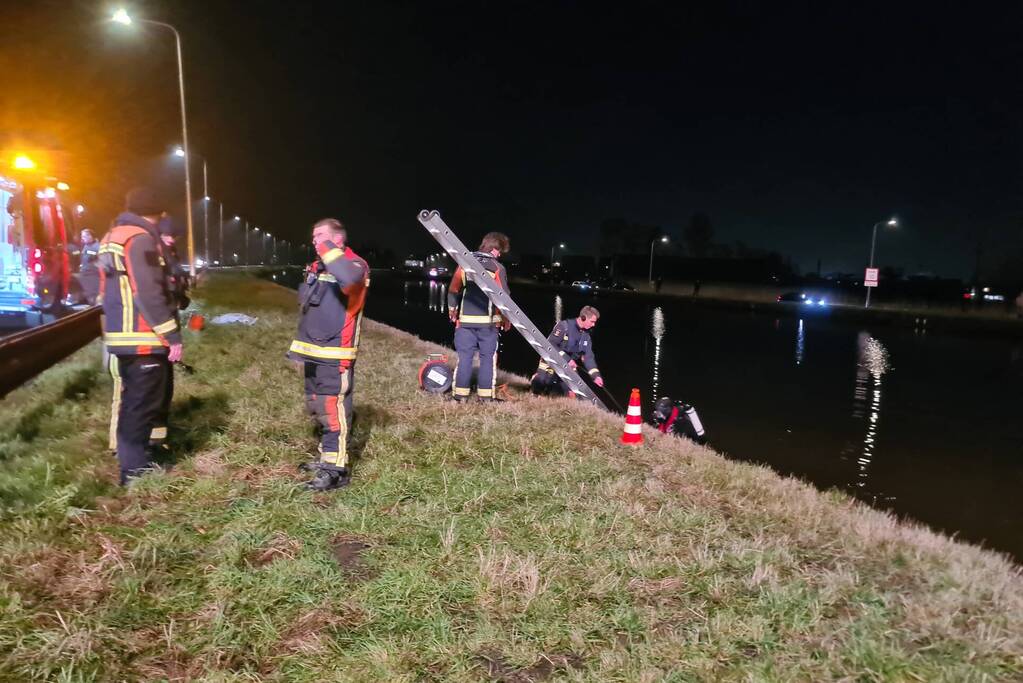 Hulpdiensten zoeken naar persoon in het water
