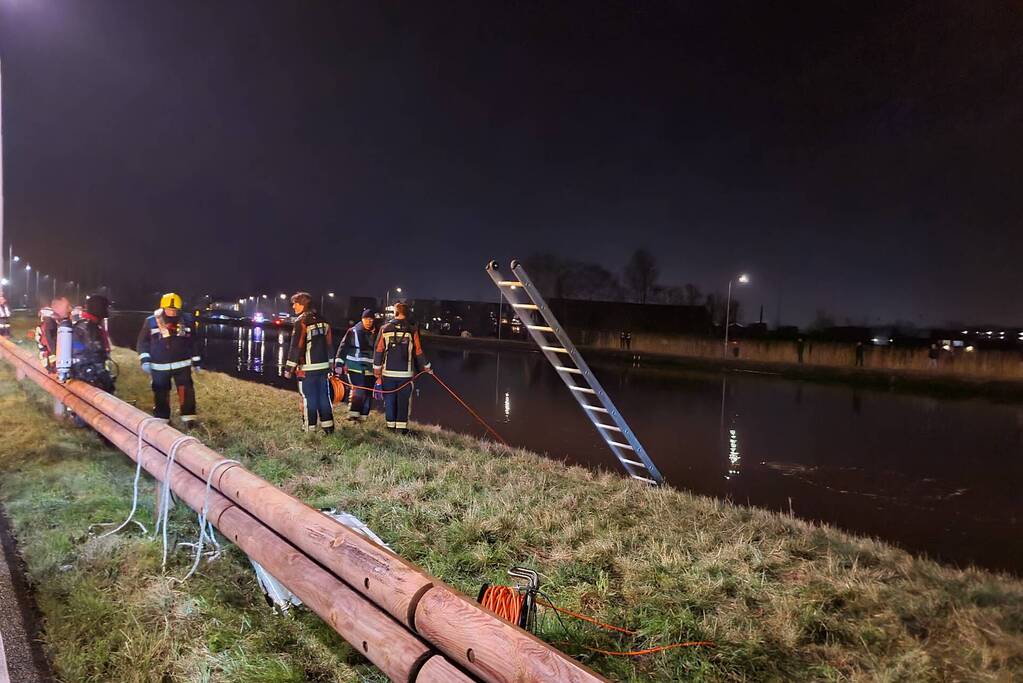 Hulpdiensten zoeken naar persoon in het water