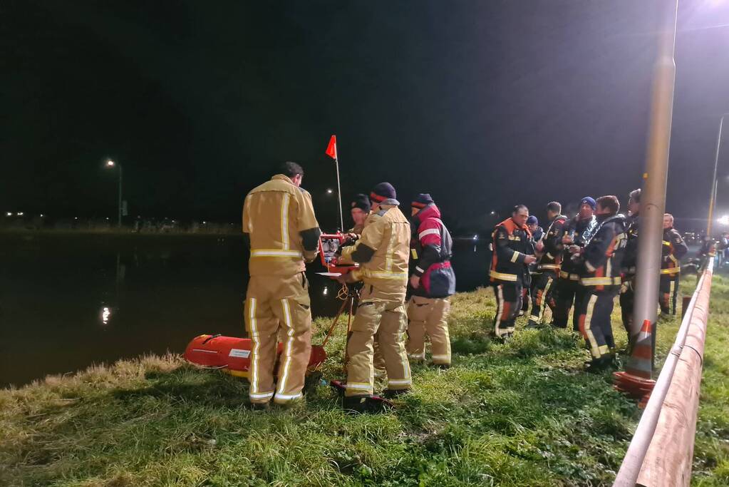 Hulpdiensten zoeken naar persoon in het water