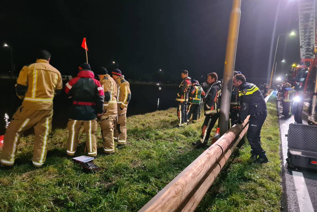 Hulpdiensten zoeken naar persoon in het water