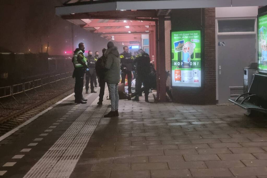 Vijf personen onder schot uit trein gehaald op treinstation
