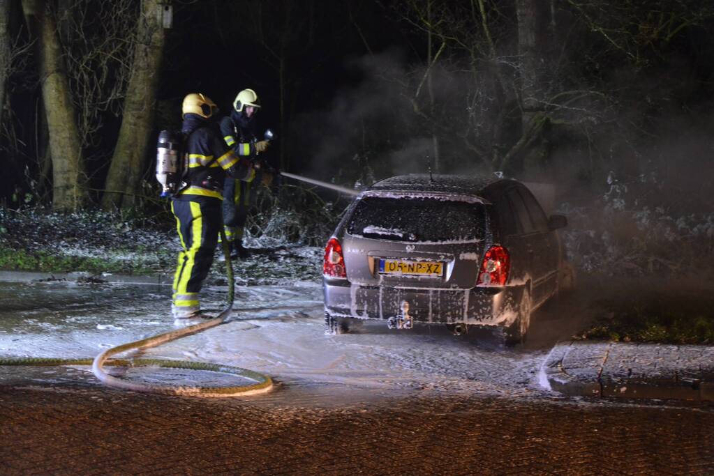 Geparkeerde auto vliegt in brand