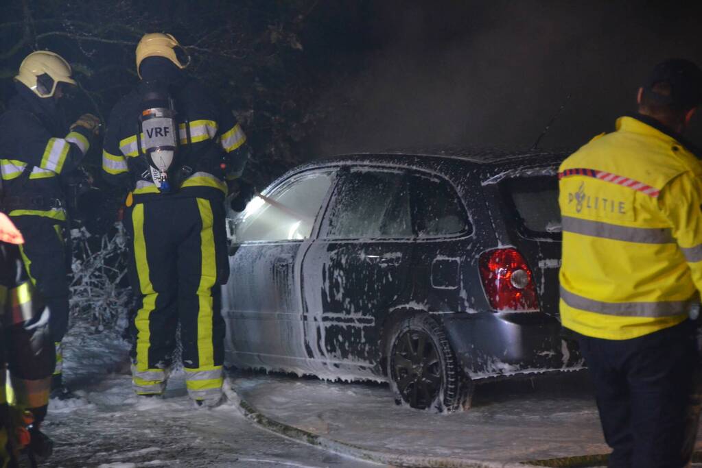 Geparkeerde auto vliegt in brand